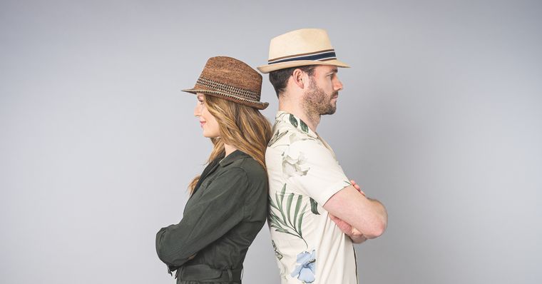 Herren- und Damen-Model mit typischen Trilby-Hüten Herren- und Damen-Model mit typischen Trilby-Hüten