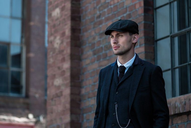 Model mit klassischer Wool Flatcap im 20er-Jahre Outfit Model mit klassischer Wool Flatcap im 20er-Jahre Outfit