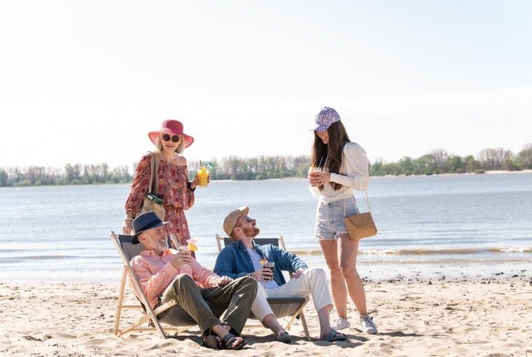 Familie am See mit praktischen Kopfbedeckungen für die Reise Familie am See mit praktischen Kopfbedeckungen für die Reise